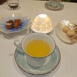 La Vallee d'Or - ハーブティーとミニャルディーズ