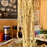 自家製麺 鶏冠 - 昔懐かしい中太ちぢれ麺をリフトUP⤴️