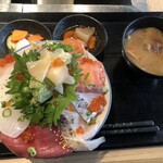 寿司を味わう 海鮮問屋 浜の玄太丸 - 海鮮丼(大盛り)