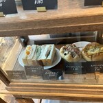 With life bakery - この辺をランチ用にみんな買いにきてたよ。