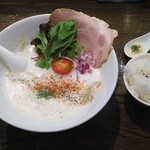 麺屋 信成 - クリーミー泡鶏白湯（ダイブ飯と粉チーズ付き）