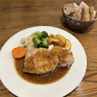 ビフトロ バイ ラ コクシネル - 三元豚ロースのローストランチはバゲットが付く