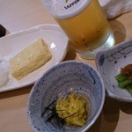 Tempura Sakura - ビールはサッポロ。お通し２品+だし巻き卵