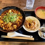 Sumiyaki Dainingu Bochibochi - 絶品麻婆丼のご飯大盛り、唐揚げ2個セット