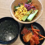 Kankoku Shokudou Ando Kankammi Hanuri - セルフサービスの品々　ワカメスープ、キムチ類、サラダ