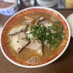 らーめん一心 - ピリ辛味噌は、豚骨ベースのスープ　パンチの効いた味噌。