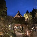 うかい鳥山 - ウカイグループ本店の入り口にて。高尾山口駅より送迎バスがあります