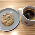 FUUTO COFFEE AND BAKE SHOP - アメリカーノ（グアテマラ）450円、チョコチャンククッキー200円