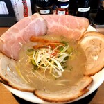 らーめん ぎん琉  - 海老塩鶏白湯+チャーシュ(炙り、レア半々)