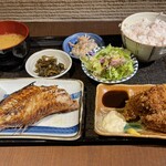 Shusai Wa No Ka - ｢日替わりランチ（おかずダブル）｣
                        フライ料理、焼魚、肉料理、煮魚から2つを選べる。
                        ｢かきフライ｣｢あこうダイ粕漬焼き｣の定食を注文。
                        ご飯は白米か雑穀米を選べるので雑穀米をチョイス。