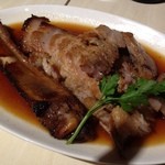 クワトロチンクエ - 豚の骨付きスペアリブの煮込み(980円)