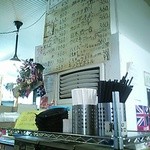 宮川橋もつ肉店 - 2013年11月：飲み物メニューの下に返却棚