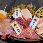 三階松 - 肉アップ 1番左はタン、薄切り2枚に厚切り1枚