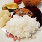 キッチン ブルー グローブ - ご飯を乗せて、ソースを吸わせます