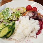 キッチン ブルー グローブ - ご飯、サラダ、お新香を乗せて