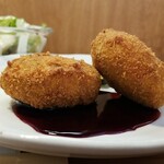 キッチン ブルー グローブ - 下には黒いソース？