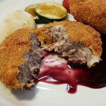 キッチン ブルー グローブ - コロッケをカットすると、赤ワインソースと分かります