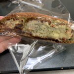 パン工房クルール - チーズの下にびっしりピクルスを刻んだもの…名前が分かりません　m(_ _)m   ２９０円