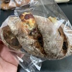 パン工房クルール - クルミ＆Ｗベリー＆クリームチーズ　３２０円