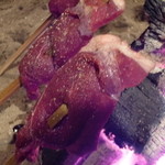 柳家 - 2013.12 イノシシのロースが焼かれています。