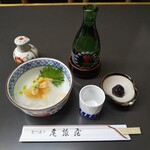 Owariya - 「貝柱おろし合え」。小柱（赤貝の貝柱）と、たっぷりの大根おろしの彩りは食欲（呑み欲）を唆ります。緑色のイクラのようなものは、山葵エキスのカプセルでした。