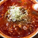 焼肉・冷麺 三千里 - 真っ赤な辛味の下には優しい味噌スープ。お肉がゴロゴロ！
