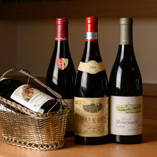 We have about 300 bottles of Burgundy wine on display at all times, and we are proud of our selection of Hokkaido wines.