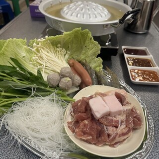 You can enjoy Yakiniku (Grilled meat) and hot pot at the same time ♪ “Moogata Set” unique to Thailand