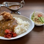 喫茶わかば - カレーライス850円。大盛り無料。唐揚げトッピング追加で150円。ご飯の量が多いので、追加にどうぞと言わんばかりに当たり前の追いカレーのルゥーが置かれた。サービス良すぎ！