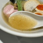 酒肴場 屯 - 今日のお出汁はアジ干しと鰹でふっくらまろやかな仕上がり。ふわっと広がる山椒の風味にトッピングの芽ネギも効いてます。