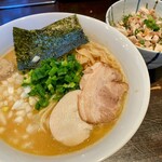 Toribushi Memmokoya - 濃厚鳥骨醤油ラーメン 900円 大盛り150円
                        ＋セット チャーシュー飯 200円