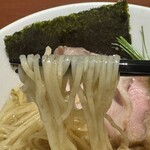 酒肴場 屯 - 全粒粉入りの麺はなめらかな喉ごし