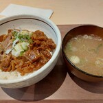 市立稚内病院食堂 - 牛カルビー丼 (鶏ガラみそスープ付き)