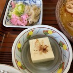 もつ煮屋 日の出食堂 - 冷奴と箸休めの漬物
