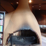 たてしな薫風 - かまくらの様なマントルピースです。デカイ！！