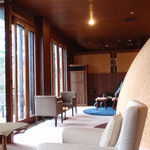 たてしな薫風 - ラウンジ全景（手前は、巨大なマントルピースです。）