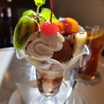 コーヒーショップシモン - フルーツパフェのような？チョコレートパフェ！