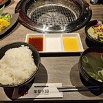 神戸ダイニング味祭王国 - ご飯とワカメスープ、サラダはお代わり自由♪