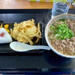 こだわりうどん一道 - 肉うどん¥770・玉ねぎ天¥120・梅おにぎり¥110