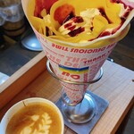 LOGI Cafe - ブルーベリークレープとカフェラテ