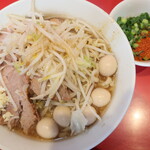 ラーメン二郎 - ラーメン半分＋ニンニク少し＋青ネギうずら