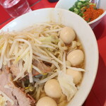 ラーメン二郎 - ラーメン半分＋ニンニク少し＋青ネギうずら
