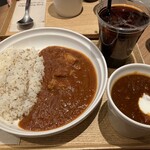 Soup Stock Tokyo - トマトのチキンカレーとボルシチのセット ドリンクアイスコーヒー