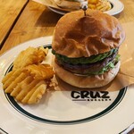 CRUZ BURGERS & CRAFT BEERS - 