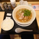 麺屋 丈 - 料理写真:●郡上味噌ラーメン　980円

●麺大盛り　150円

●中ライス　無料
（平日ランチ　麺類注文でライス小または中無料）

のボタンをポチってみた

■支払いは現金のみ