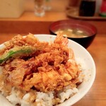 蔵前いせや - ランチサービスメニューの海老3本丼とみそ汁