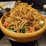 笑酒屋 極限流 - トッピングのカリカリポテトをどこまで盛れるか挑戦！
