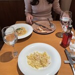 ISOLA BLU - 手前：タラと白菜のクリームソース エリーケ、左奥：ツナと椎茸のアーリオオーリオ スパゲッティボスカイオーラ ビアンコ風