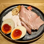 MENDOKORO TOMO Premium - 特製は別皿にチャーシュー2種類、味玉、れんこんチップスがのってます！