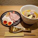 MENDOKORO TOMO Premium - 特製濃厚トリュフの鶏塩中華そば　1,400円　